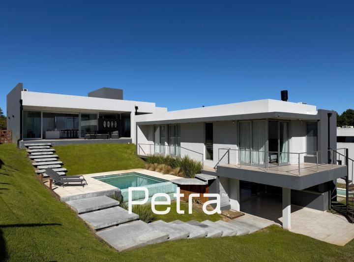 Casa · 284m² · 6 Ambientes · 1 Cochera