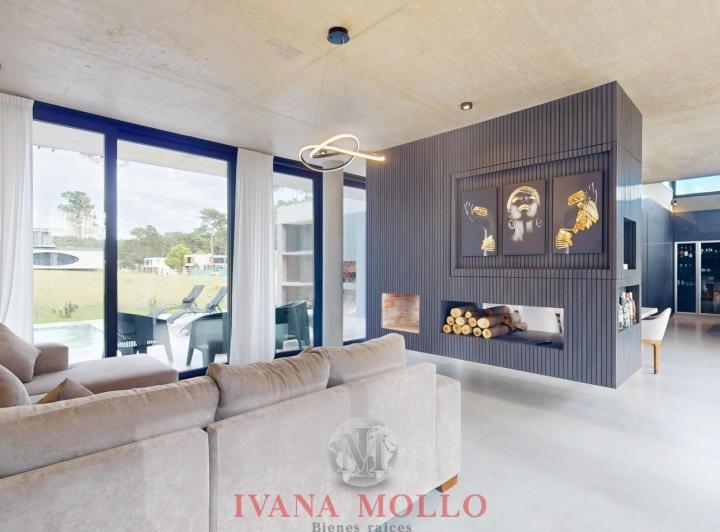 Casa · 323m² · 6 Ambientes · 2 Cocheras