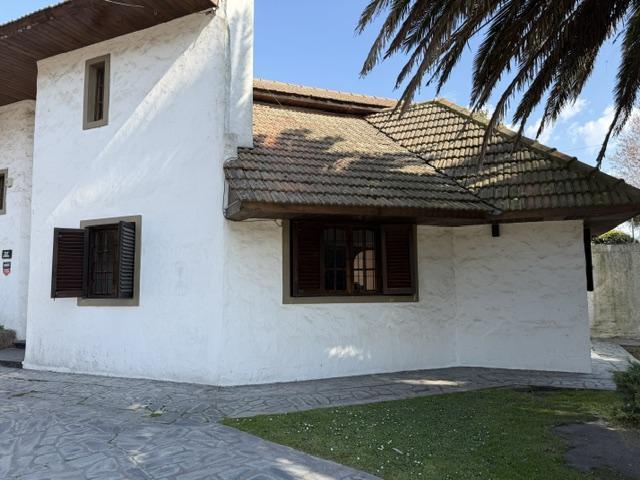 Casa · 230m² · 4 Ambientes · 3 Cocheras