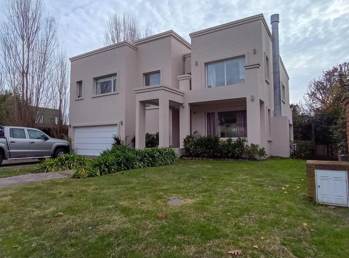 Casa · 450m² · 6 Ambientes · 2 Cocheras