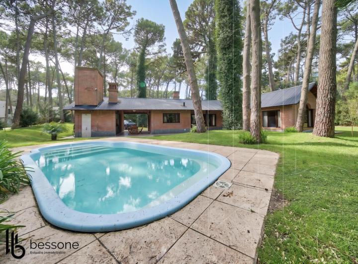 Casa · 140m² · 5 Ambientes · 2 Cocheras
