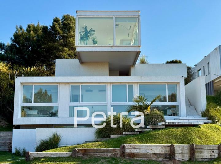 Casa · 1100m² · 6 Ambientes