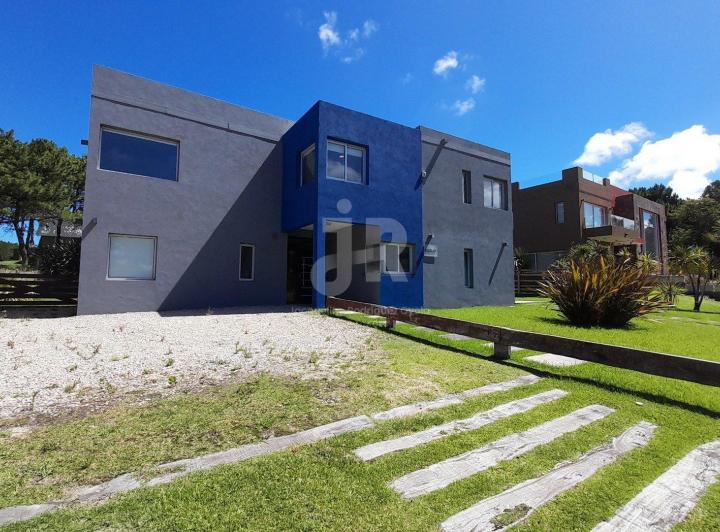 Casa · 240m² · 5 Ambientes · 1 Cochera