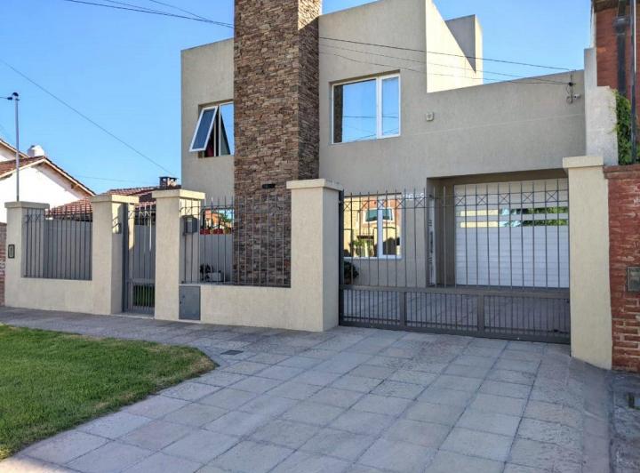 Casa · 400m² · 5 Ambientes · 1 Cochera