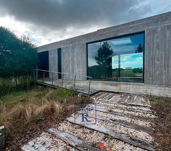 Casa · 300m² · 5 Ambientes · 1 Cochera