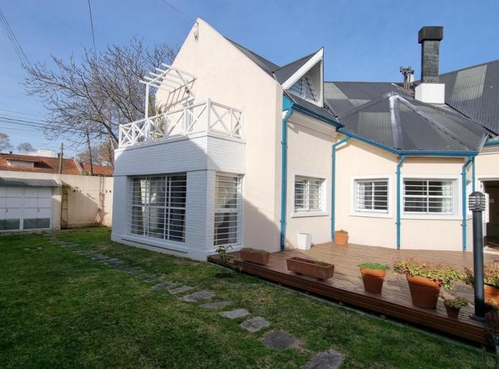Casa · 220m² · 4 Ambientes · 2 Cocheras