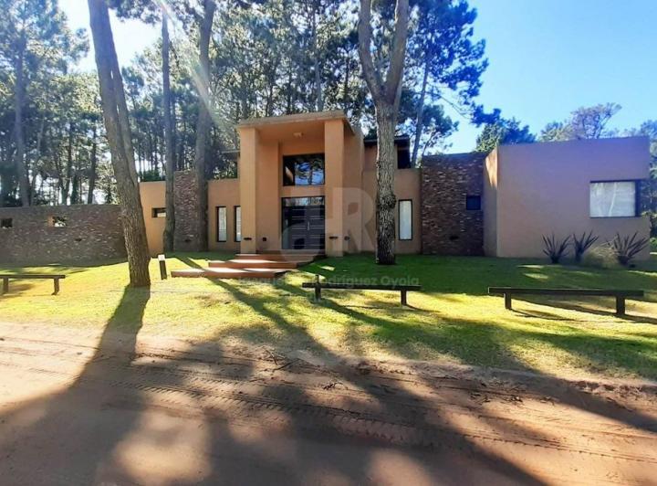 Casa · 250m² · 4 Ambientes · 1 Cochera