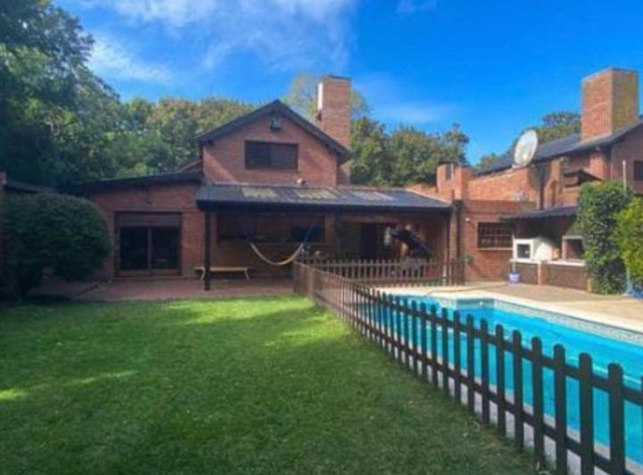 Casa · 330m² · 5 Ambientes · 2 Cocheras