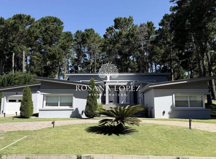 Casa · 247m² · 5 Ambientes · 1 Cochera