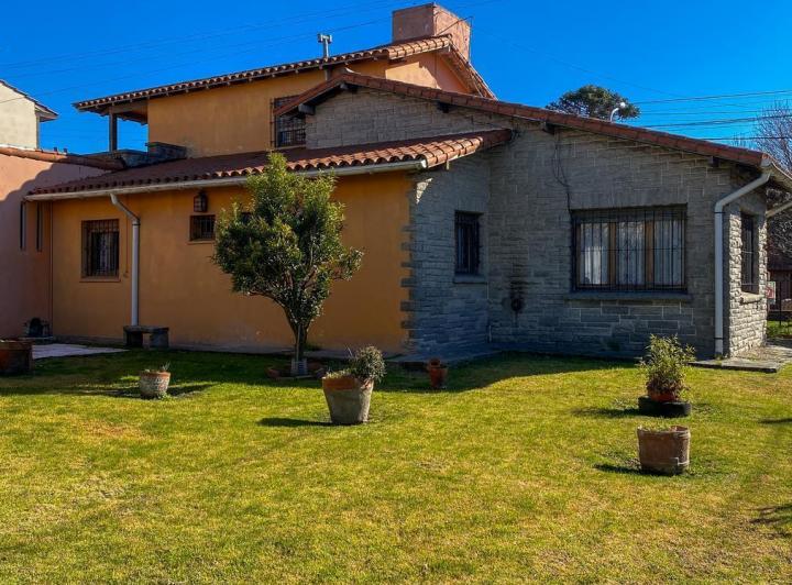 Casa · 239m² · 5 Ambientes · 3 Cocheras