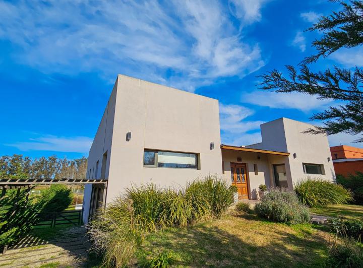 Casa · 347m² · 5 Ambientes · 2 Cocheras