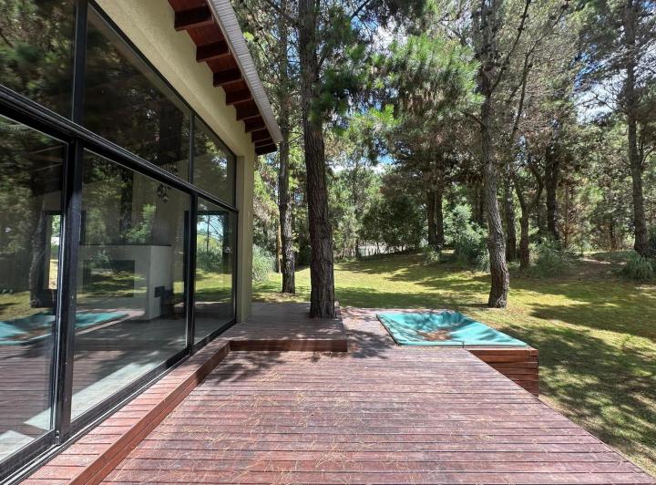Casa · 215m² · 6 Ambientes · 2 Cocheras