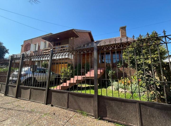 Casa · 390m² · 5 Ambientes · 3 Cocheras