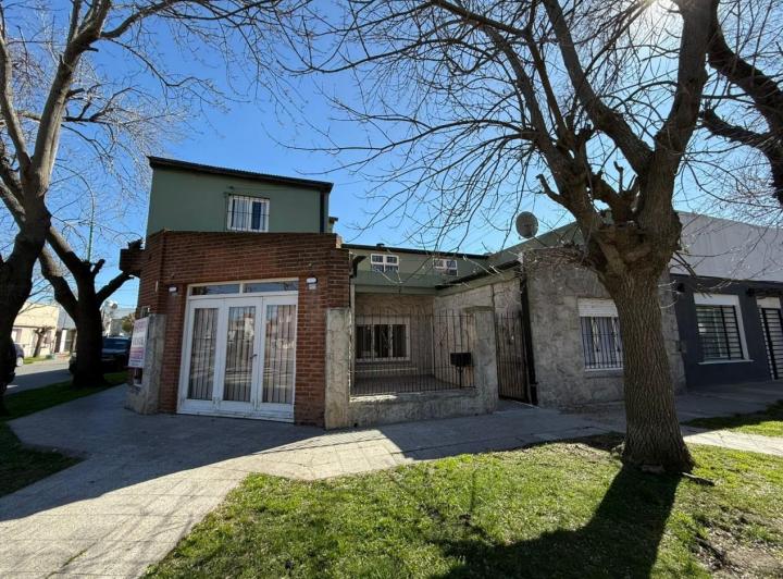Casa · 200m² · 4 Ambientes · 2 Cocheras
