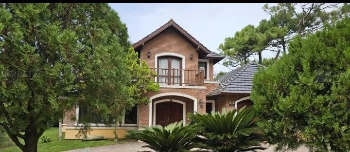 Casa · 220m² · 5 Ambientes · 1 Cochera