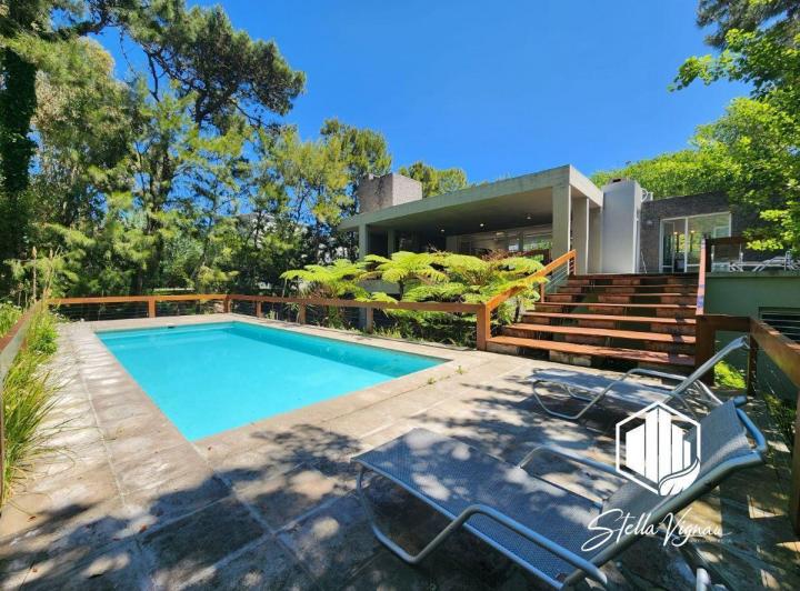 Casa · 700m² · 6 Ambientes · 2 Cocheras