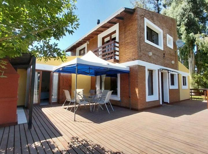 Casa · 180m² · 4 Ambientes · 2 Cocheras
