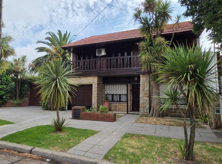 Casa · 186m² · 5 Dormitorios · 1 Cochera