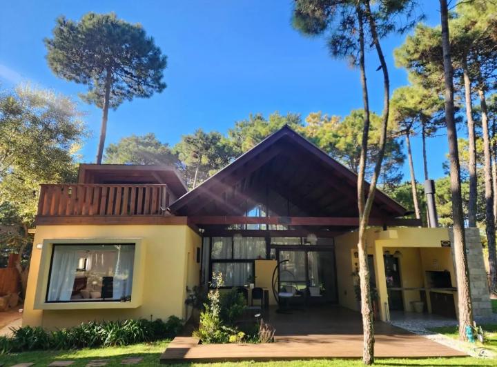 Casa · 250m² · 7 Ambientes · 2 Cocheras