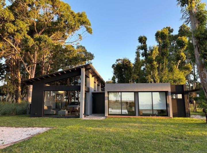 Casa · 200m² · 5 Ambientes · 2 Cocheras