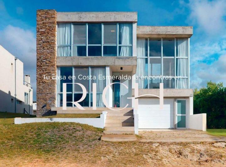 Casa · 245m² · 5 Ambientes · 1 Cochera