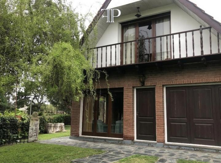 Casa · 180m² · 3 Ambientes · 1 Cochera