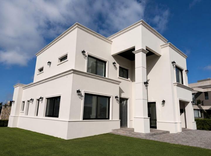 Casa · 270m² · 5 Ambientes · 2 Cocheras