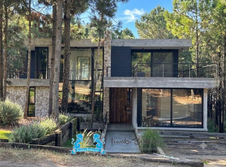 Casa · 220m² · 5 Ambientes · 1 Cochera