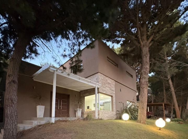 Casa · 320m² · 4 Ambientes · 1 Cochera