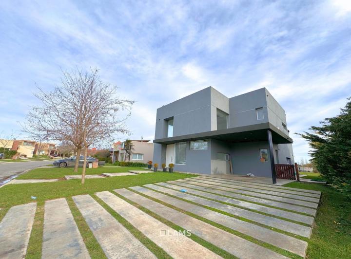 Casa · 205m² · 5 Ambientes · 2 Cocheras