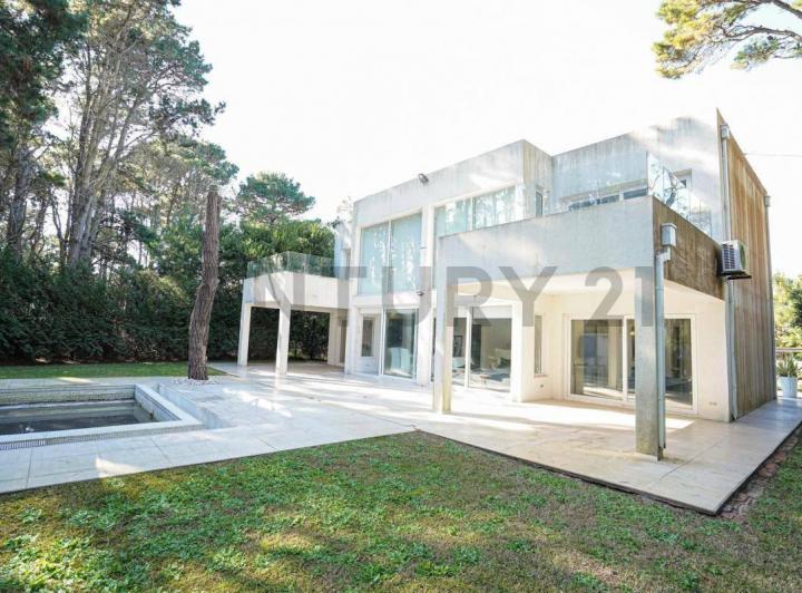 Casa · 212m² · 4 Ambientes · 2 Cocheras