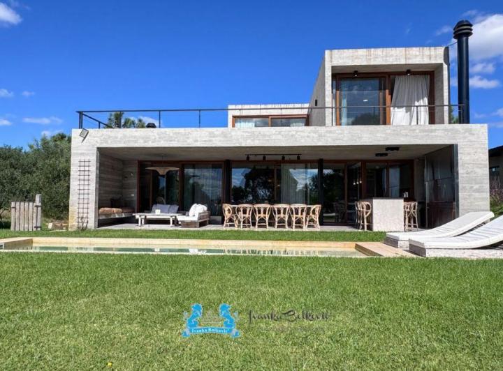 Casa · 300m² · 6 Ambientes · 1 Cochera