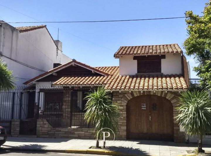 Casa · 240m² · 4 Ambientes · 1 Cochera