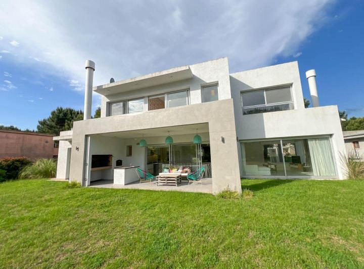 Casa · 180m² · 5 Ambientes · 1 Cochera