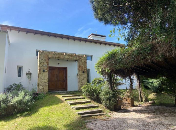 Casa · 230m² · 5 Ambientes · 4 Cocheras