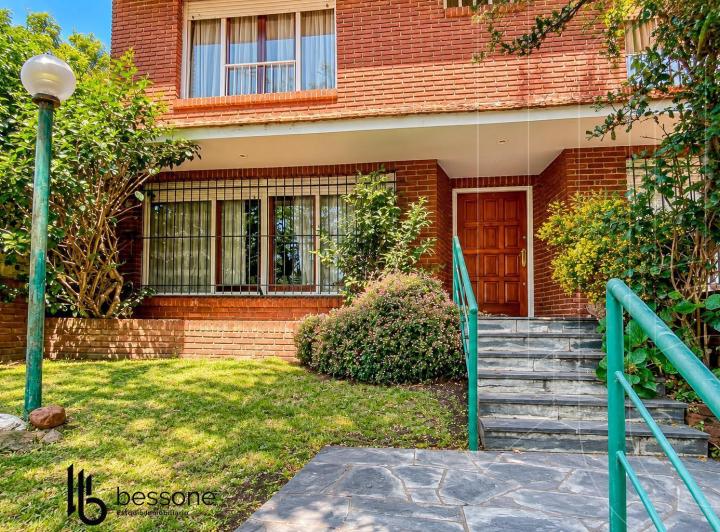 Casa · 300m² · 5 Ambientes · 4 Cocheras