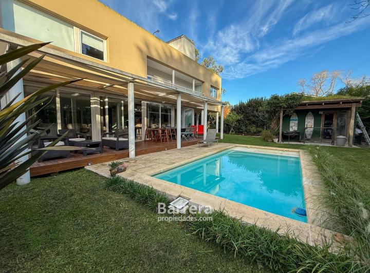 Casa · 184m² · 4 Ambientes · 2 Cocheras