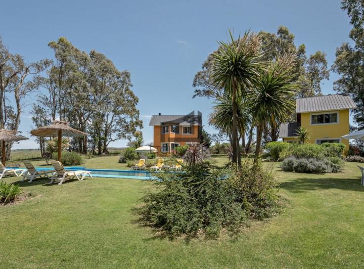 Casa · 360m² · 8 Ambientes · 6 Cocheras