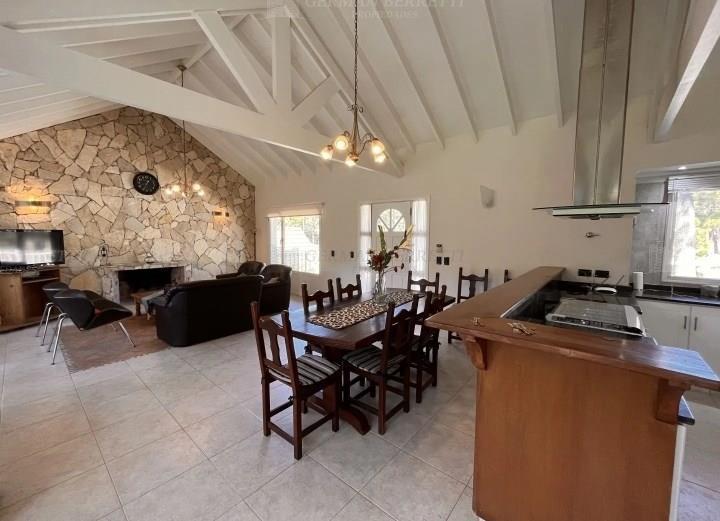 Casa · 210m² · 4 Ambientes · 2 Cocheras