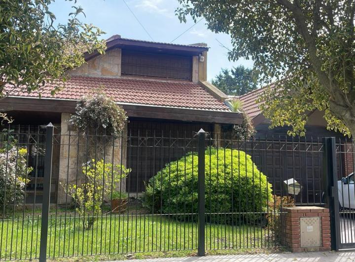 Casa · 370m² · 5 Ambientes · 1 Cochera
