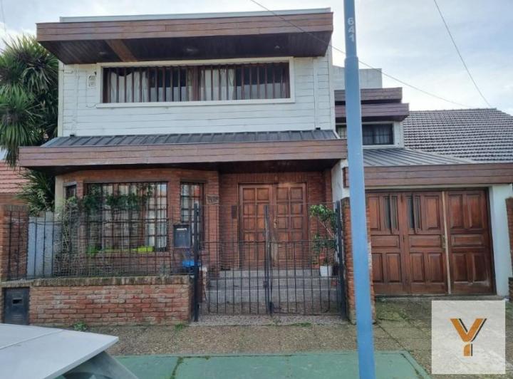Casa · 360m² · 9 Ambientes · 3 Cocheras