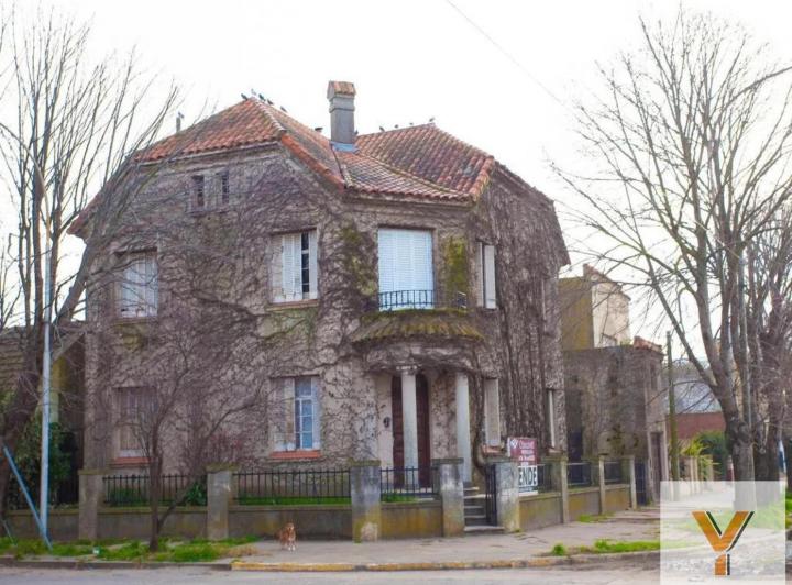Casa · 200m² · 5 Ambientes · 1 Cochera