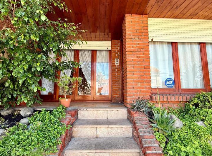 Casa · 250m² · 4 Ambientes · 4 Cocheras