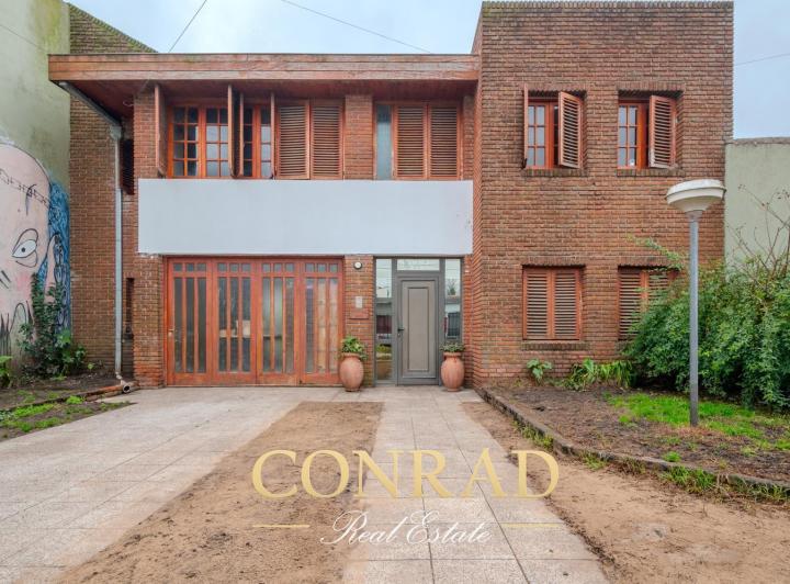 Casa · 220m² · 5 Ambientes · 2 Cocheras