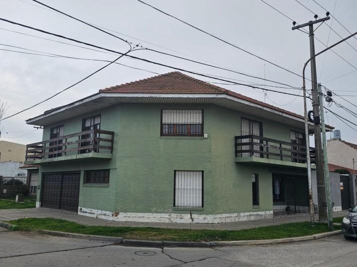 Casa · 280m² · 6 Ambientes · 3 Cocheras