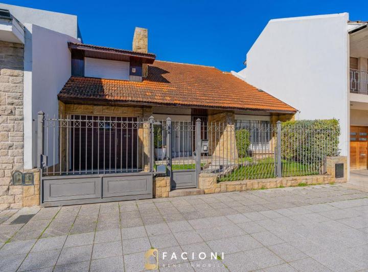 Casa · 185m² · 4 Ambientes · 1 Cochera