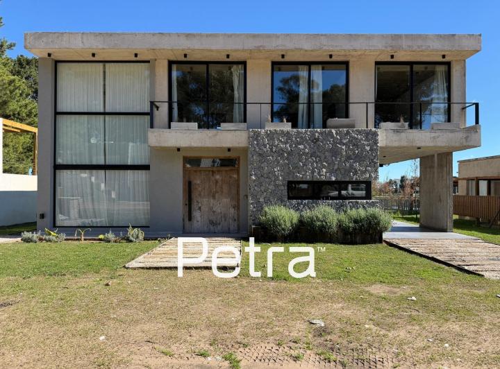 Casa · 292m² · 6 Ambientes · 1 Cochera