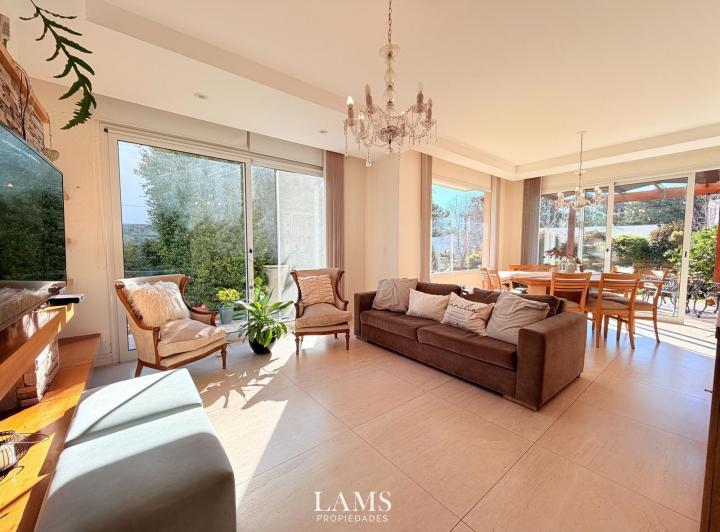 Casa · 270m² · 5 Ambientes · 2 Cocheras