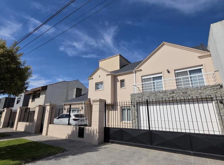 Casa · 400m² · 5 Ambientes · 1 Cochera