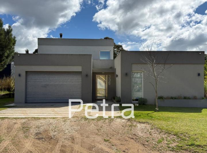 Casa · 300m² · 6 Ambientes · 2 Cocheras